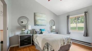 3 soverom, skrivebord, strykejern/-brett og reiseseng for barn