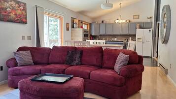 Smart TV, fireplace, stereo