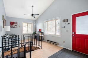 Interior - Paradise by the Creeks edge, hot tub overlooking creek, bar area w/ music BT (Rapid City)