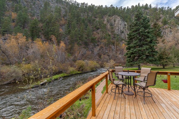 Outdoor dining - Paradise by the Creeks edge, hot tub overlooking creek, bar area w/ music BT (Rapid City)