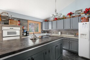 Fridge, microwave, oven, stovetop - Paradise by the Creeks edge, hot tub overlooking creek, bar area w/ music BT (Rapid City)