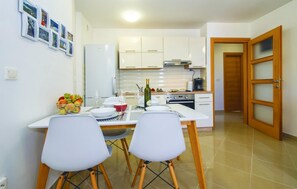 Refrigerador, microondas, parrilla de estufa y cafetera y tetera