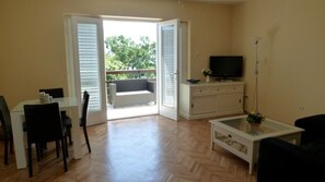 Fernseher, Bücher, Stereoanlage