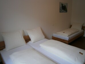 Iron/ironing board, internet, bed sheets - Triple room comfort at Europa-park Rust (Niederhausen)