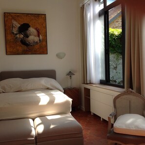 1 slaapkamer, een strijkplank/strijkijzer, wifi, beddengoed