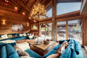 Televisie, een open haard, videospelletjes en een dvd-speler