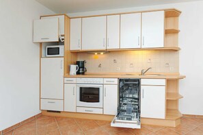 Kühlschrank, Mikrowelle, Ofen, Geschirrspüler