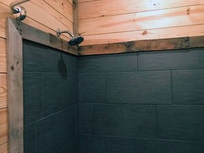 Badewanne, Haartrockner, Handtücher, Shampoo