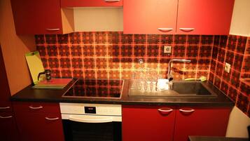 Kühlschrank, Mikrowelle, Ofen, Geschirrspüler