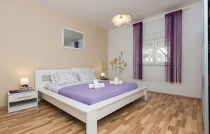 6 bedrooms, travel crib, free WiFi, bed sheets