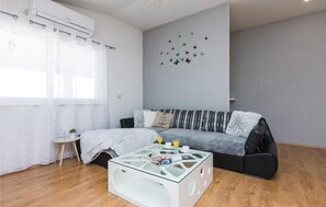 Smart-TV, Kamin, Tischfußball, Tischtennisplatte