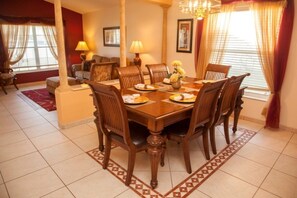 Perhehuvila, poreamme, puutarha-alue | Perheruokailu