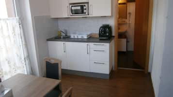 Réfrigérateur, micro-ondes, plaque de cuisson, cafetière/bouilloire