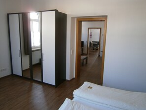 1 habitación, tabla de planchar con plancha, wifi y ropa de cama 