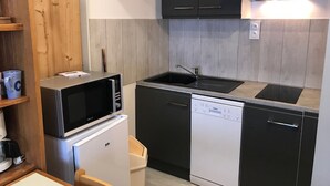 A compact kitchen with a microwave, dishwasher, and sink. - Studio with mountain and lake view, Tignes (Tignes)