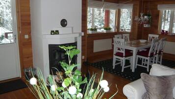 Smart-TV, peis, DVD-spiller og bøker