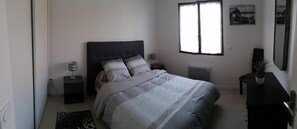 3 bedrooms, desk, iron/ironing board, travel cot