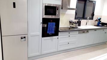 Jääkaappi, mikroaaltouuni, uuni, liesi