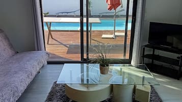 Televisio, pöytäjalkapallopöytä, pöytätennispöytä, stereot