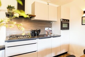 Een koelkast, een microgolfoven, een vaatwasser