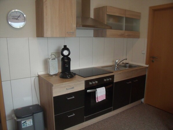Fridge, microwave, oven - Ferienhof Augustenruh - Apartment (Mistorf)