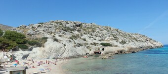 Apt. ROMERO, in small apt. Complex, A/C, large pool, close to the beach, WIFI