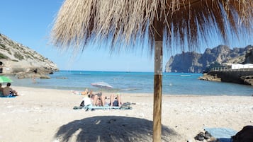 Perto da praia, espreguiçadeiras