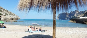 Apt. ROMERO, in small apt. Complex, A/C, large pool, close to the beach, WIFI