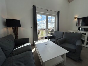 Smart-tv, pejs, dvd-afspiller, bordfodbold