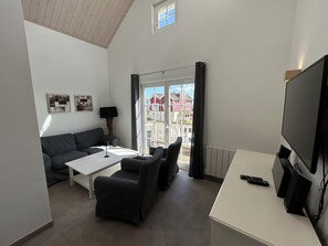 Smart-tv, pejs, dvd-afspiller, bordfodbold