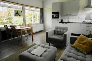 Smart-TV, Kamin, BĂŒcher, Musikbibliothek
