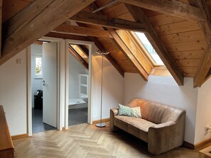 Fernseher, Bücher, Videothek