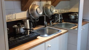 KylskÄp, kaffe- och tebryggare, vattenkokare och brödrost