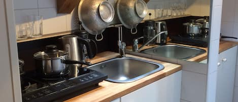 Refrigerador, cafetera y tetera, tetera eléctrica y tostadora