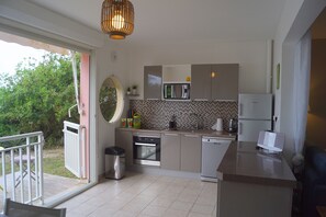 Frigorifero, microonde, forno, piano cottura