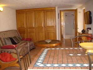 TV, books, stereo - comfortable rental type f2 in the heart of the vineyard with swimming pool  (Patrimonio)