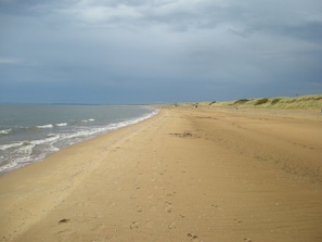 Nær stranden og solsenger