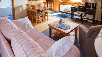 1 Schlafzimmer, Schreibtisch, Bettwäsche