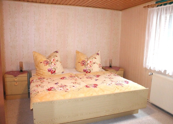 1 bedroom, bed sheets