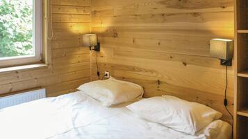 2 bedrooms, travel cot, free WiFi