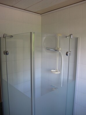 Een douche, een haardroger, handdoeken, zeep