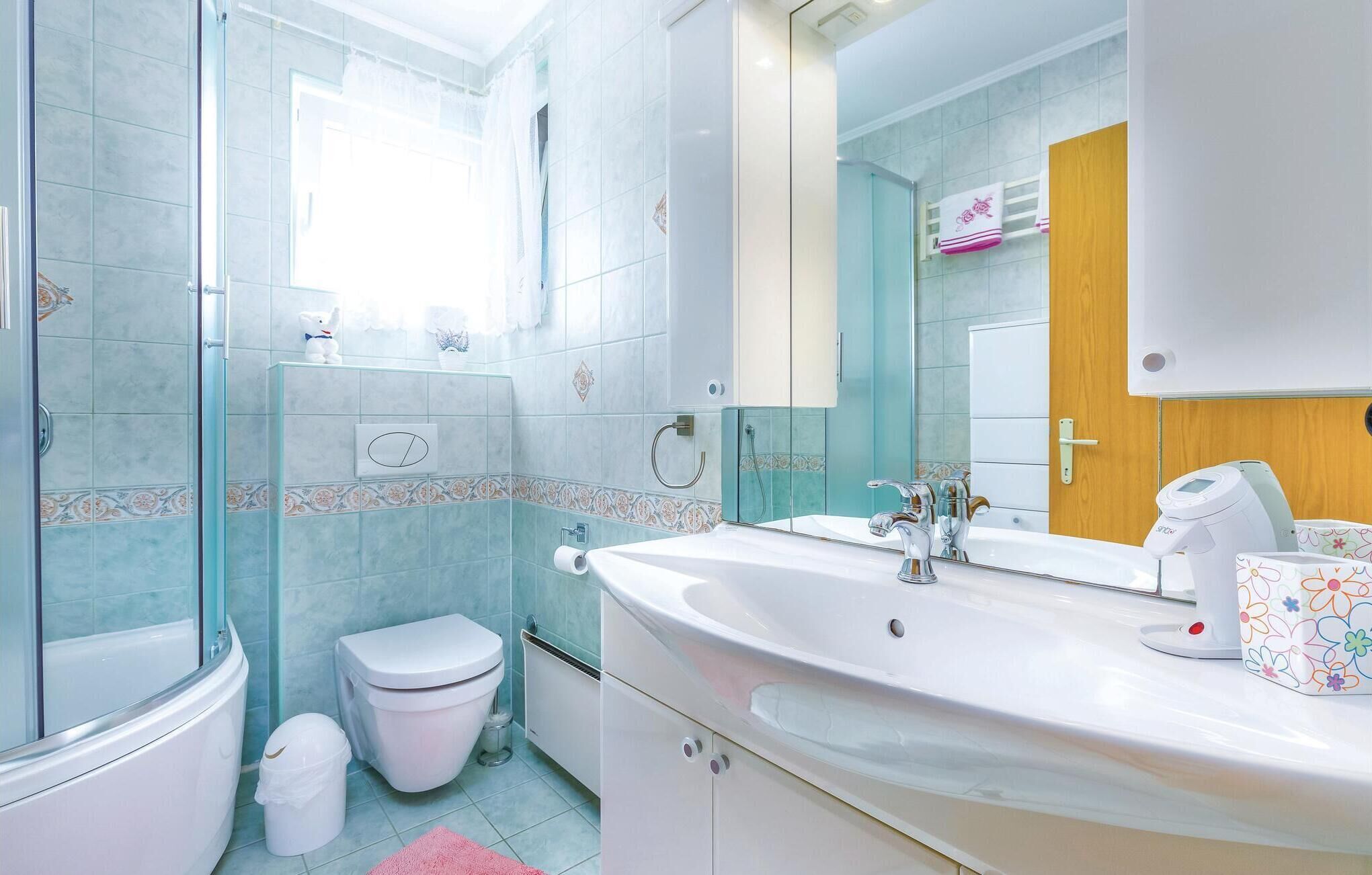 Ein Badezimmer mit Badewanne, Toilette und Waschbecken.