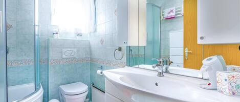 Ein Badezimmer mit Badewanne, Toilette und Waschbecken.