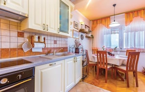 Réfrigérateur, micro-ondes, plaque de cuisson, lave-vaisselle