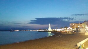 Una spiaggia nelle vicinanze, lettini da mare