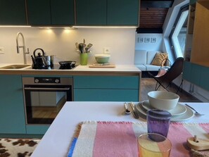 Fridge, oven, stovetop, dishwasher