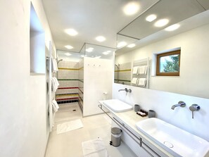 Dutxa, assecador de cabells, tovalloles i sabó 