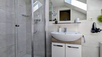 Dusche, Haartrockner, Handtücher, Seife