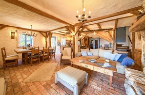 Téléviseur connecté, foyer, livres