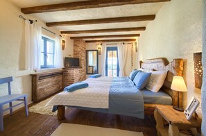 4 chambres, fer et planche à repasser, lit de bébé portatif